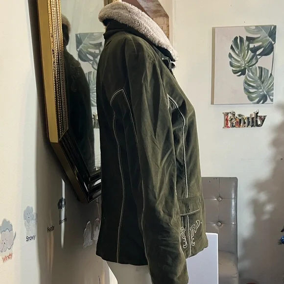 Vintage Bogner Olive Green Women's Ski Jacket with White Embroidery - Picture 13 of 16